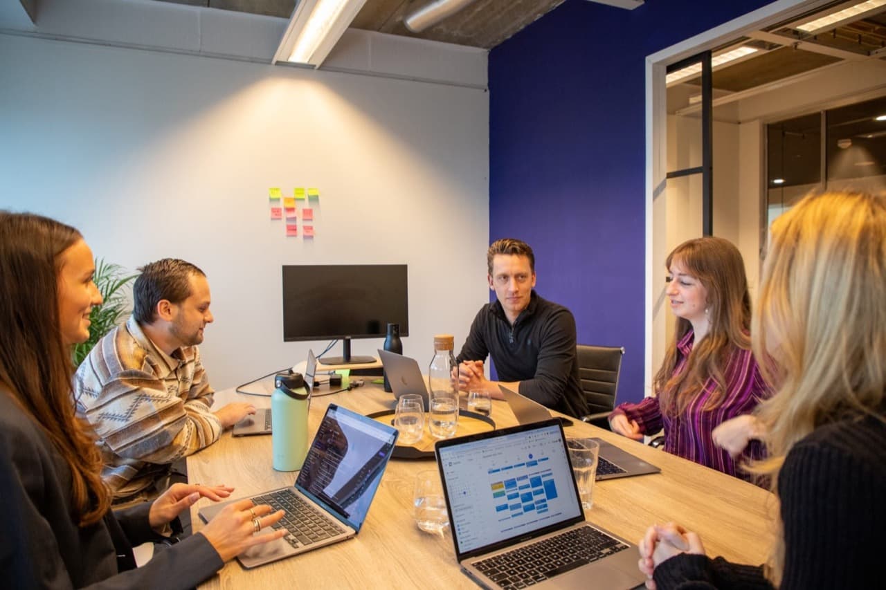 Het team van BE Digital in overleg op kantoor in Haarlem